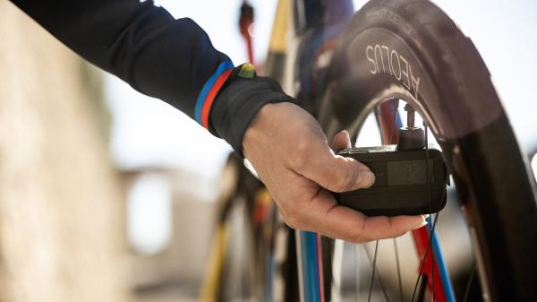 Trek Pumpe Trek E-Mini Elektrische tragbare Pumpe Black Produktbild 6